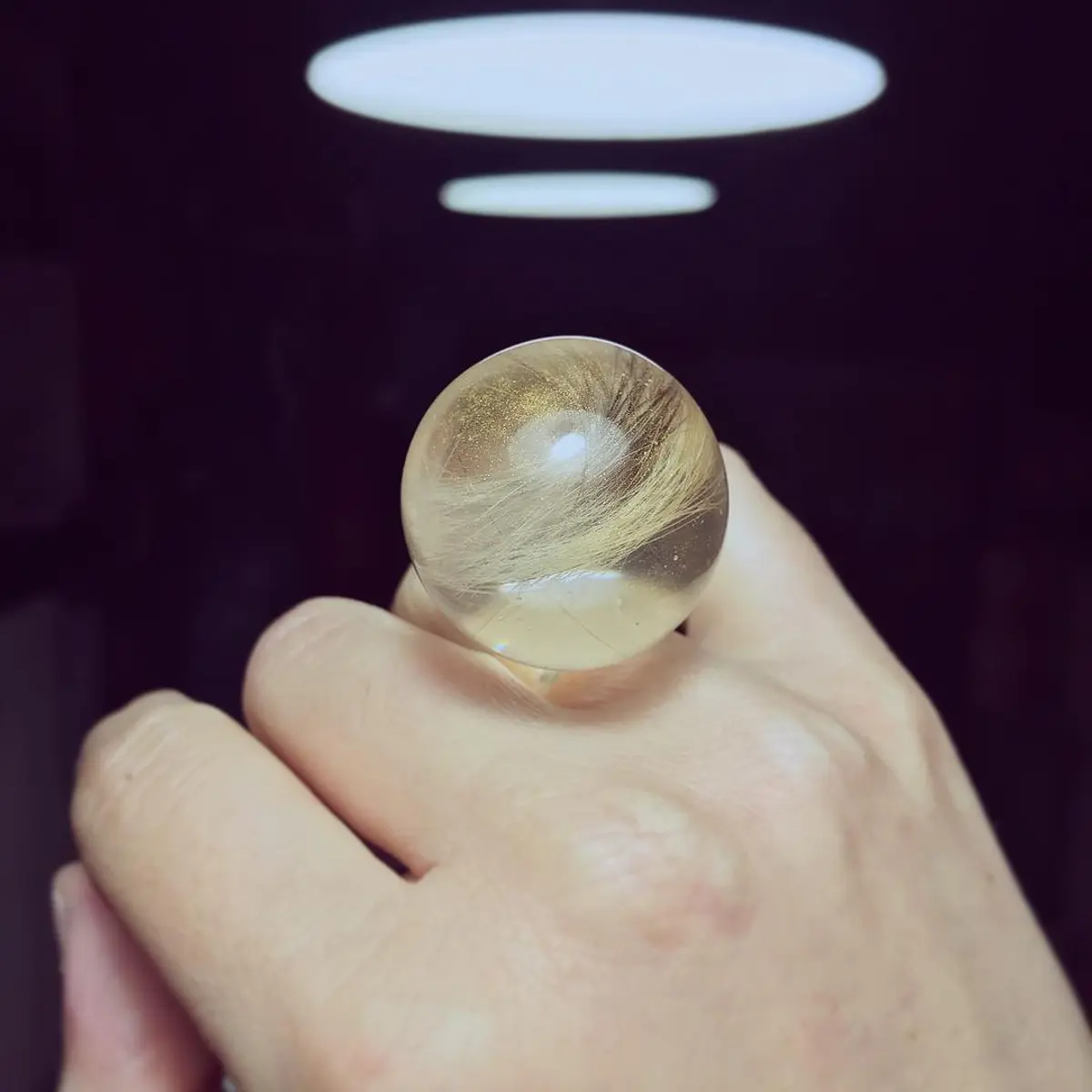 Anillo Esfera pelitos y brillo