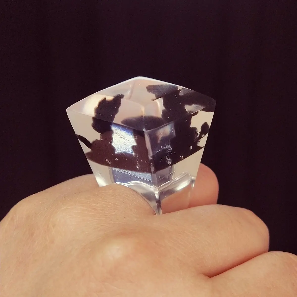 Anillo Codro facetado detalles negros STOCK