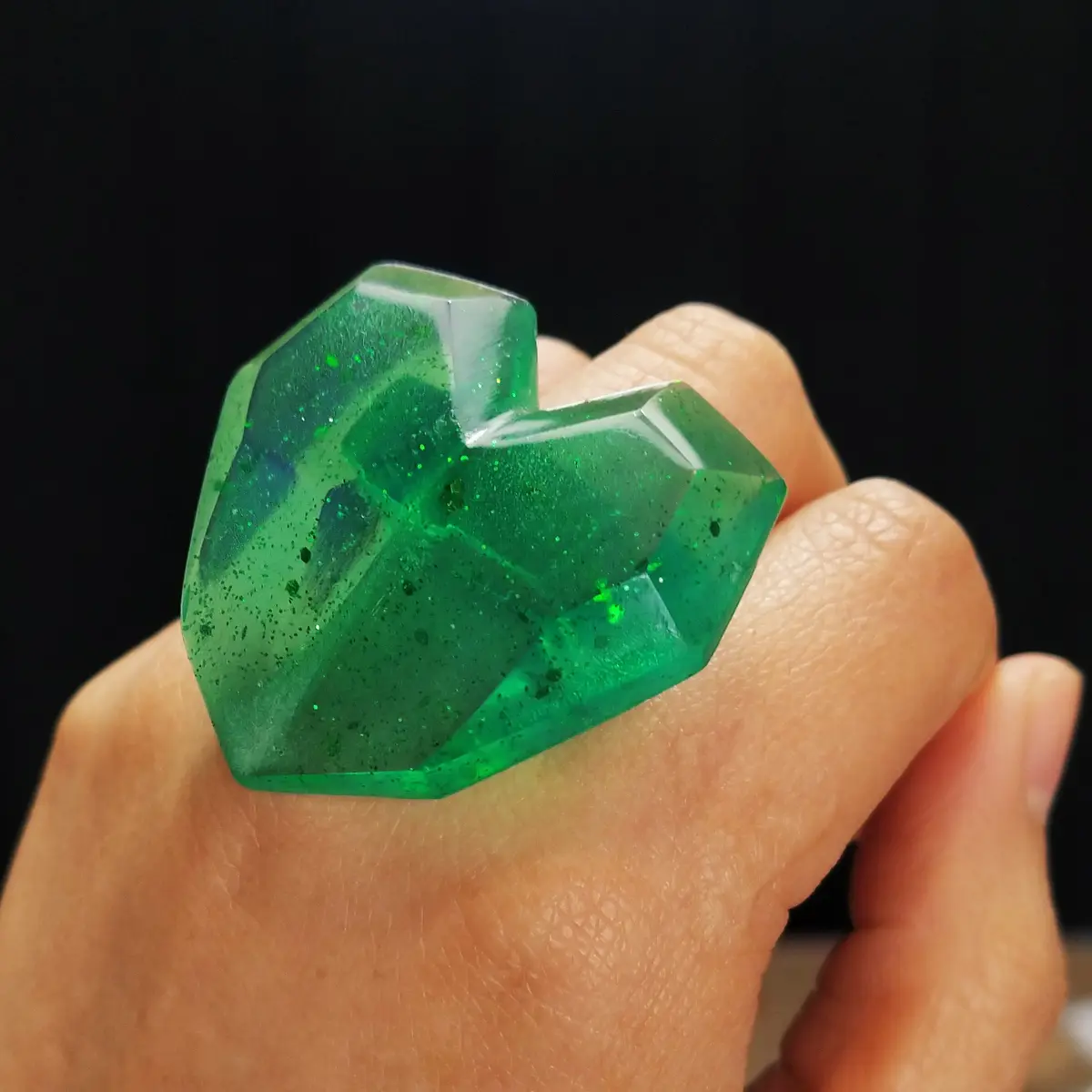 Anillo Corazón facetado xl verde translúcido STOCK- COPIAR