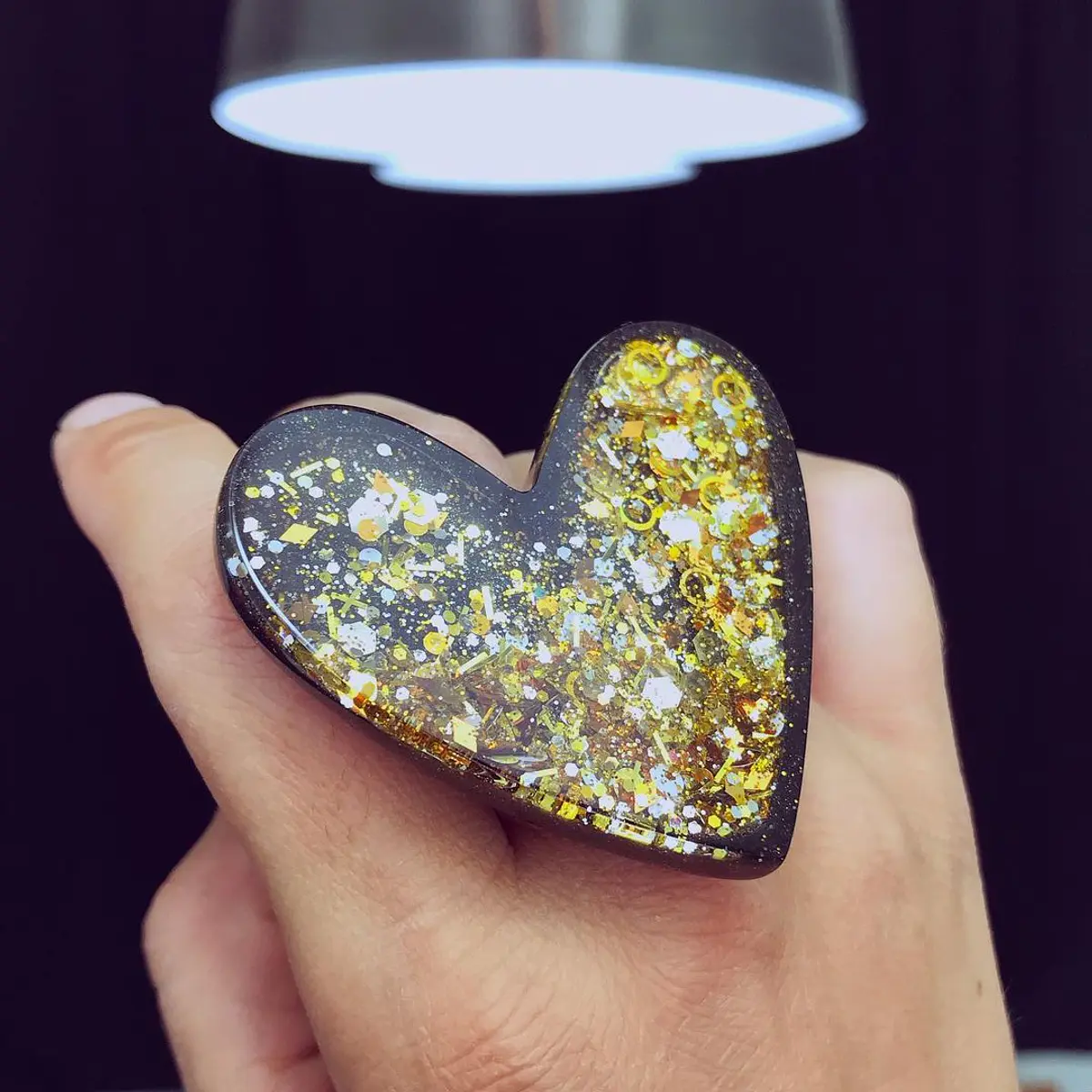 Anillo corazón XL brillos dorados y líquido
