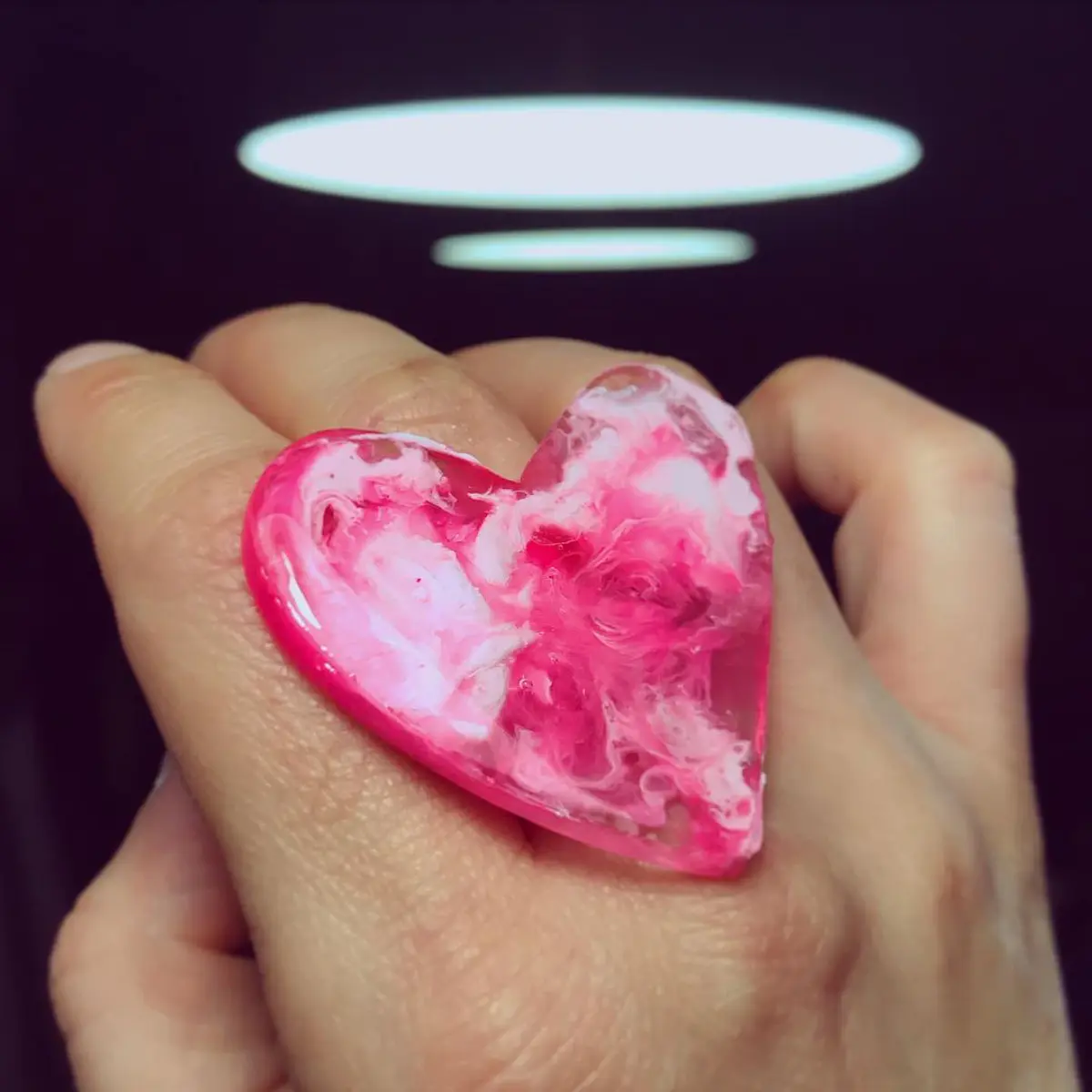 Anillo Corazón marmolado fucsia y blanco