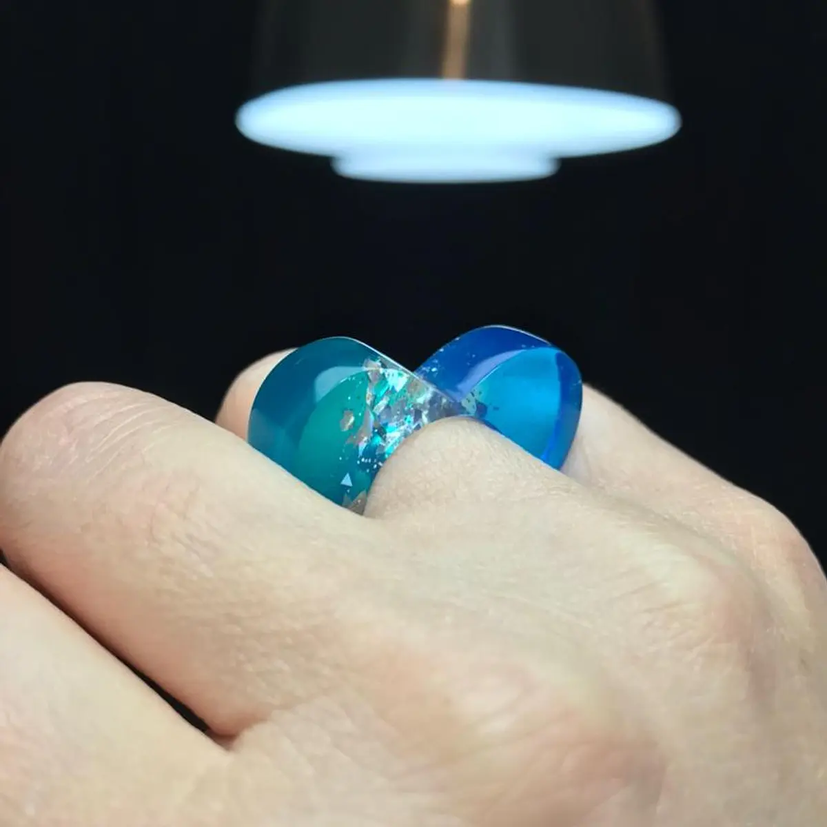 Anillo corazón vertical tonos azules verdosos pan de oro plateado STOCK