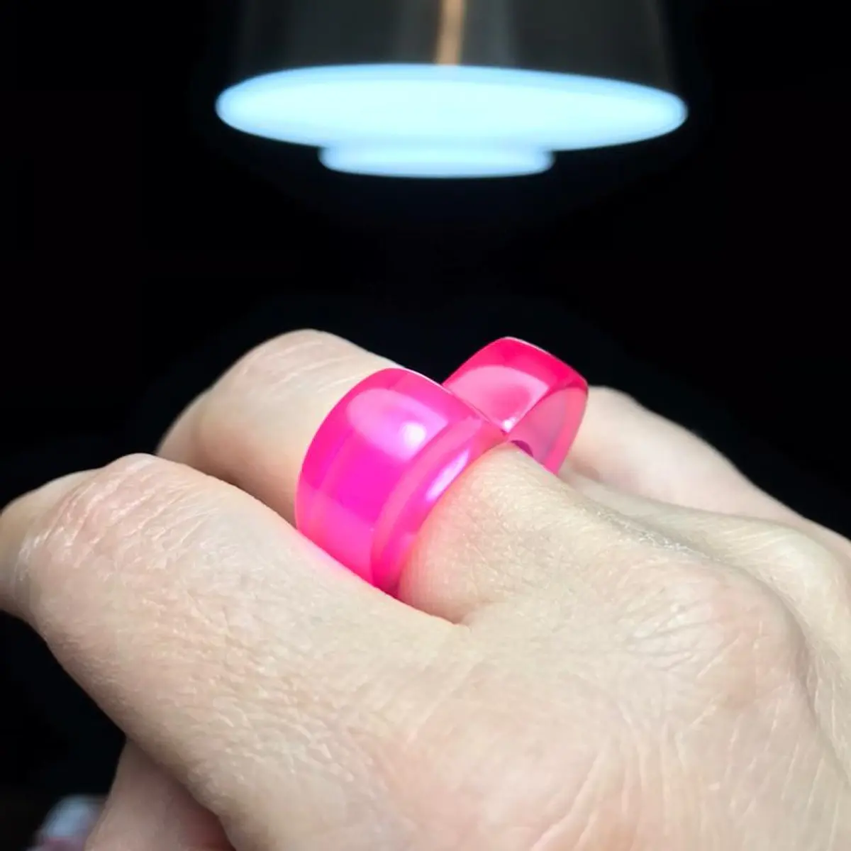 Anillo corazón vertical fucsia translúcido STOCK