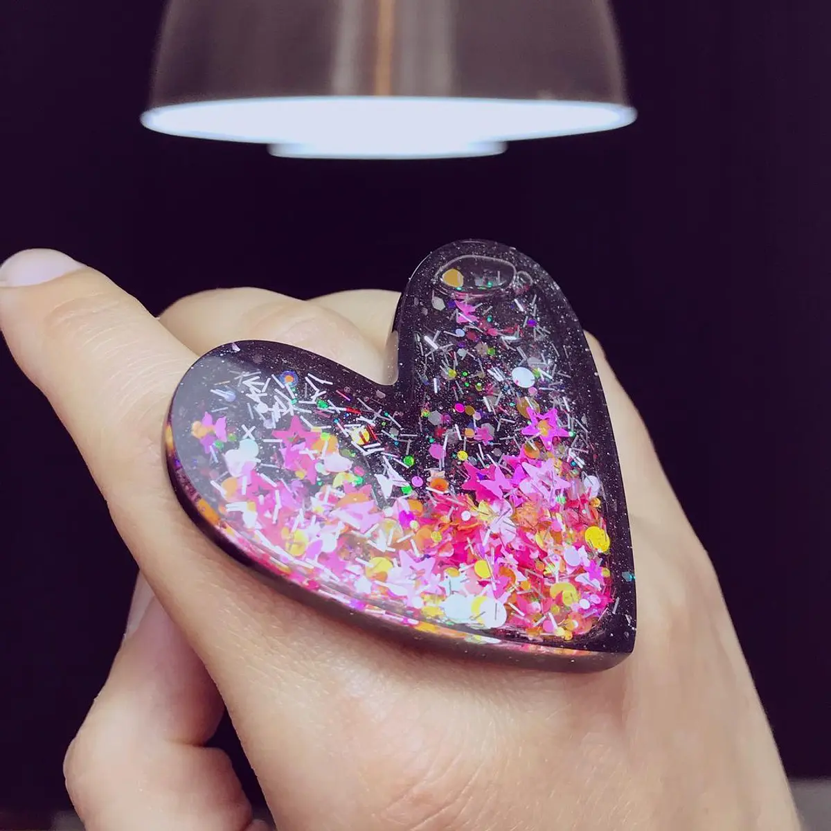 Anillo corazón XL confetti rosas, funcias y líquido