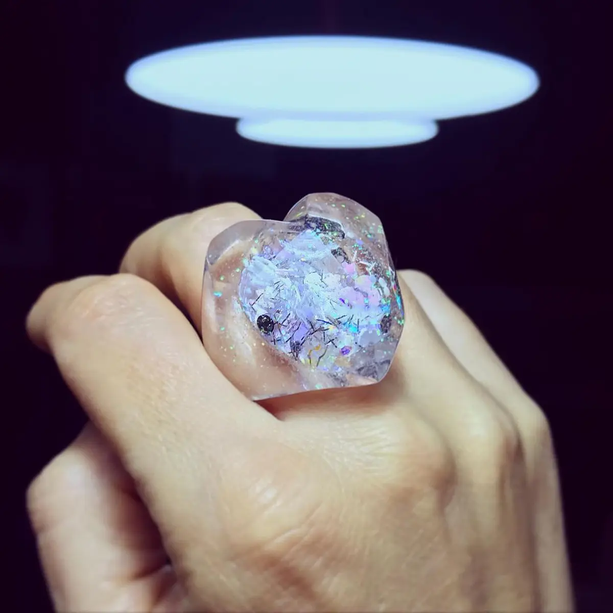 Anillo Corazón facetado rellenado tonos tornasol pastel