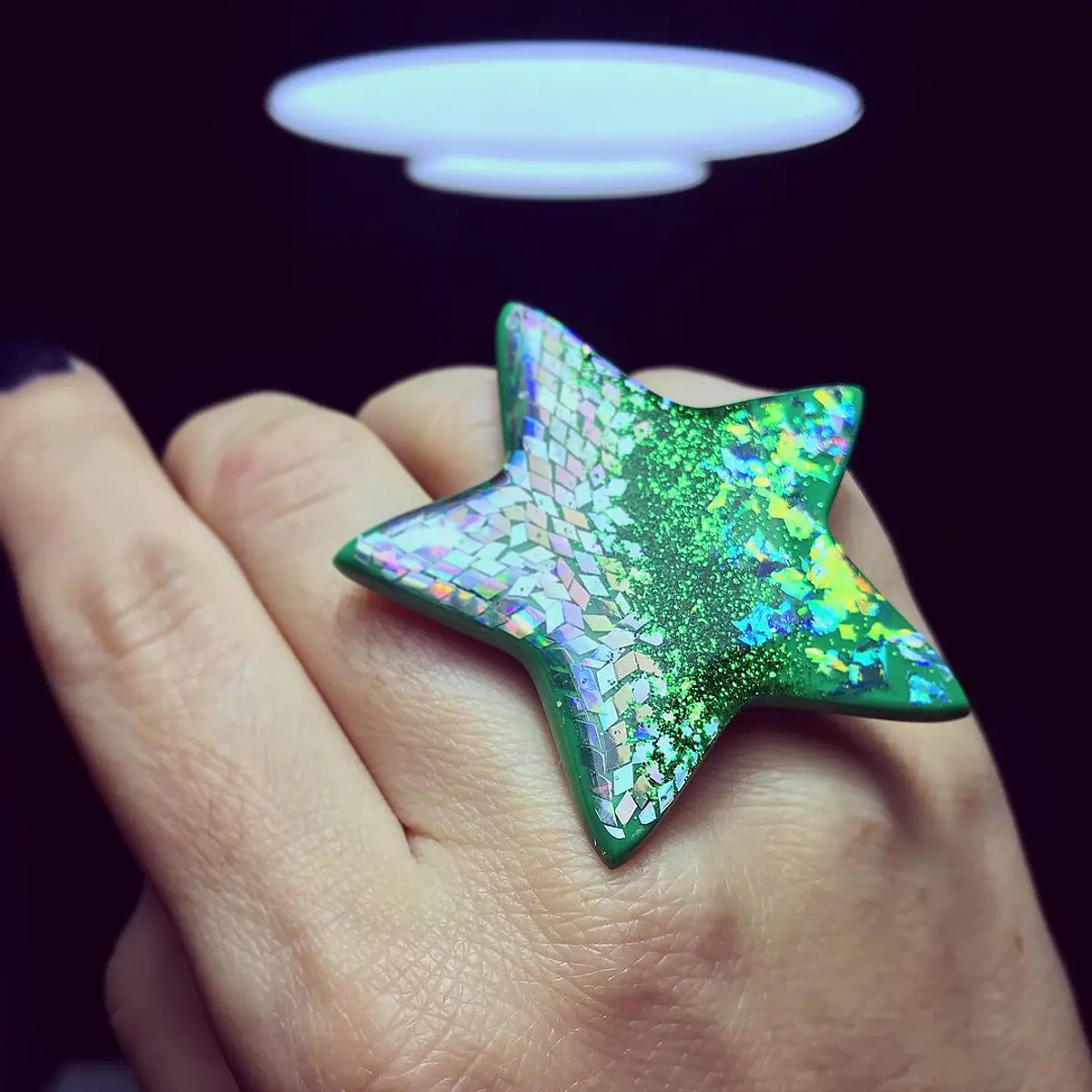 Anillo estrella plana rombos y brillos verdosos