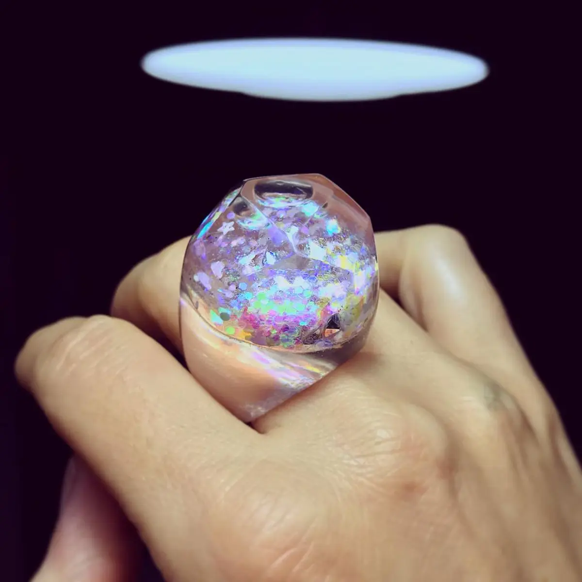Anillo Wollo rellenado confetti tornasol tonos lilas, rosas y líquido