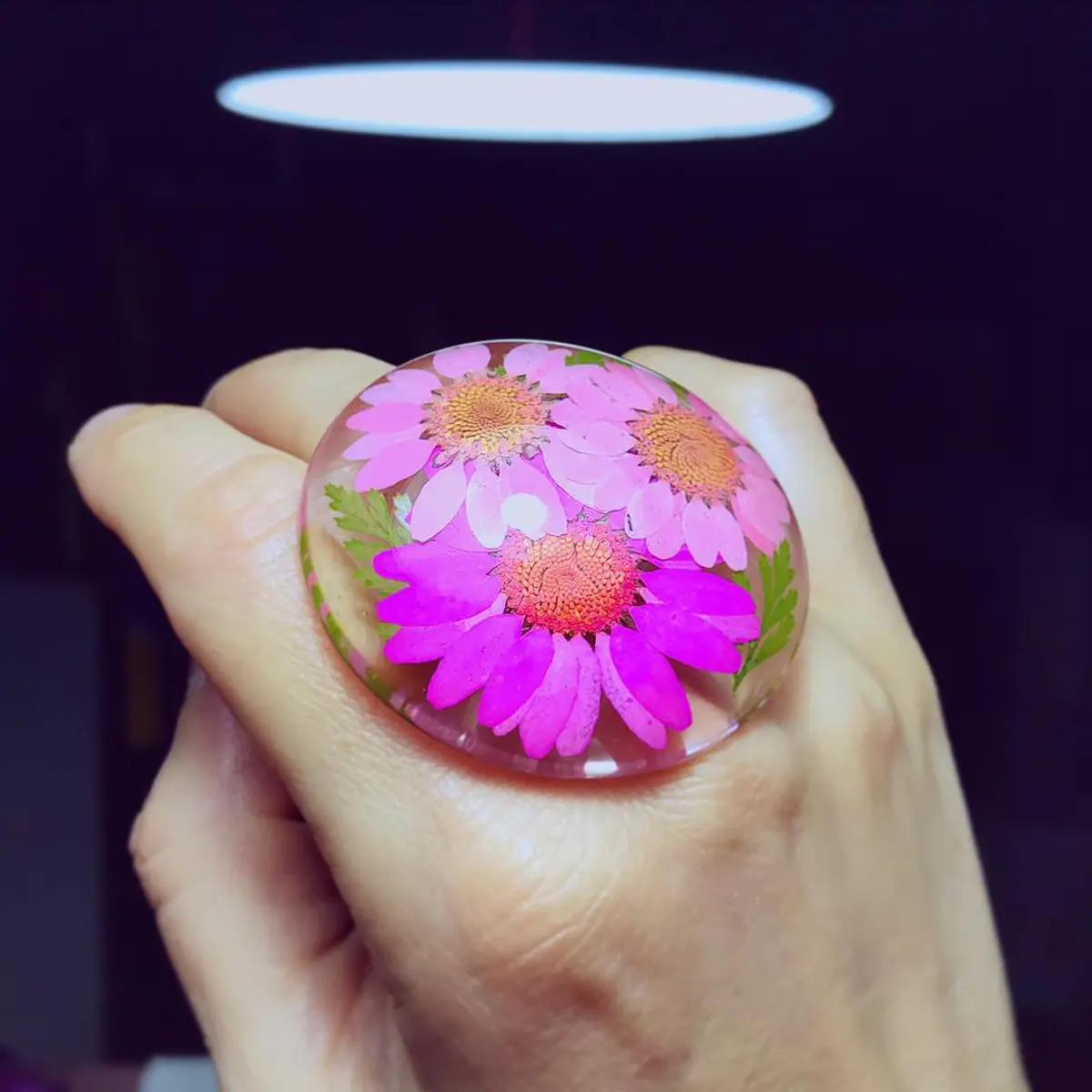 Anillo Nero flores reales deshidratadas tonos rosa