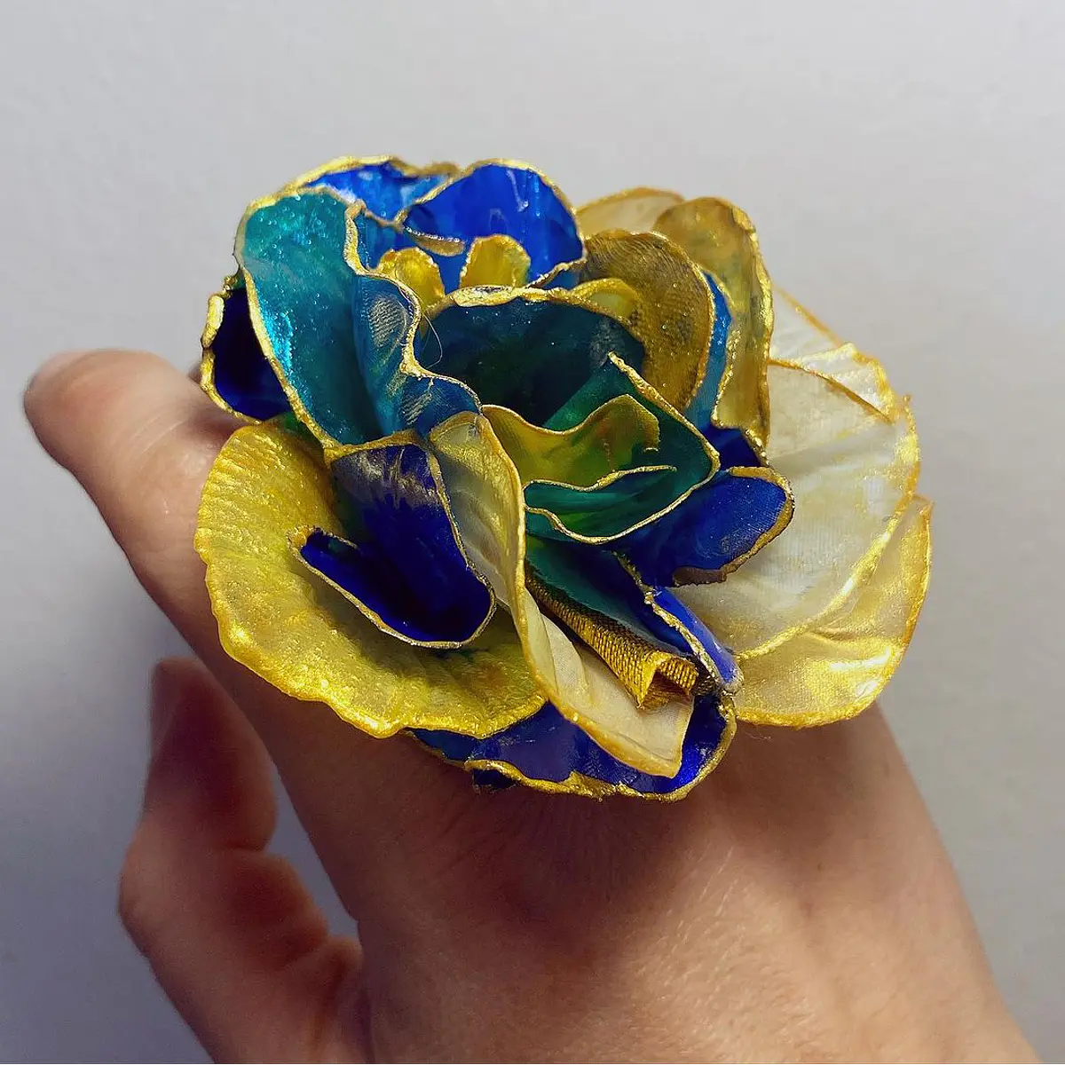 Anillo orgánico azules y amarillos