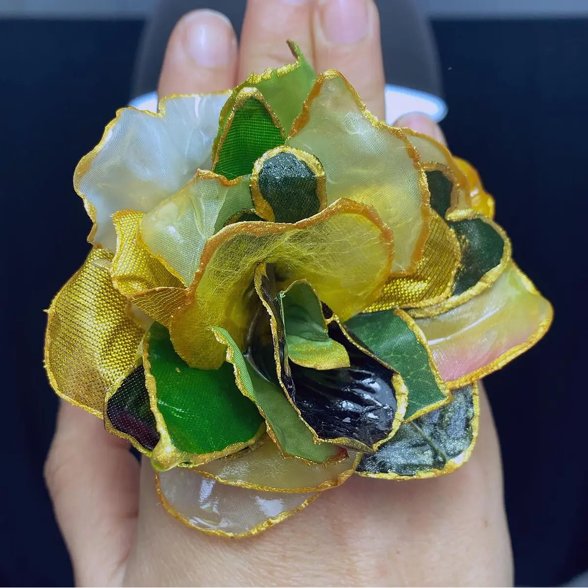 Anillo orgánico tonos verdes, amarillos y dorados