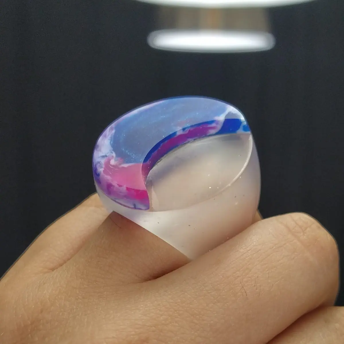 Anillo oso negro Dano luna marmolado stock