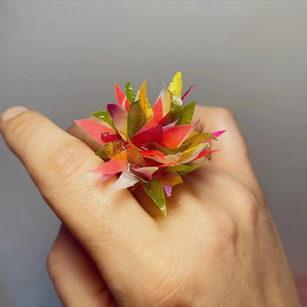Anillo Plom Tonos verdes, rosas y dorados