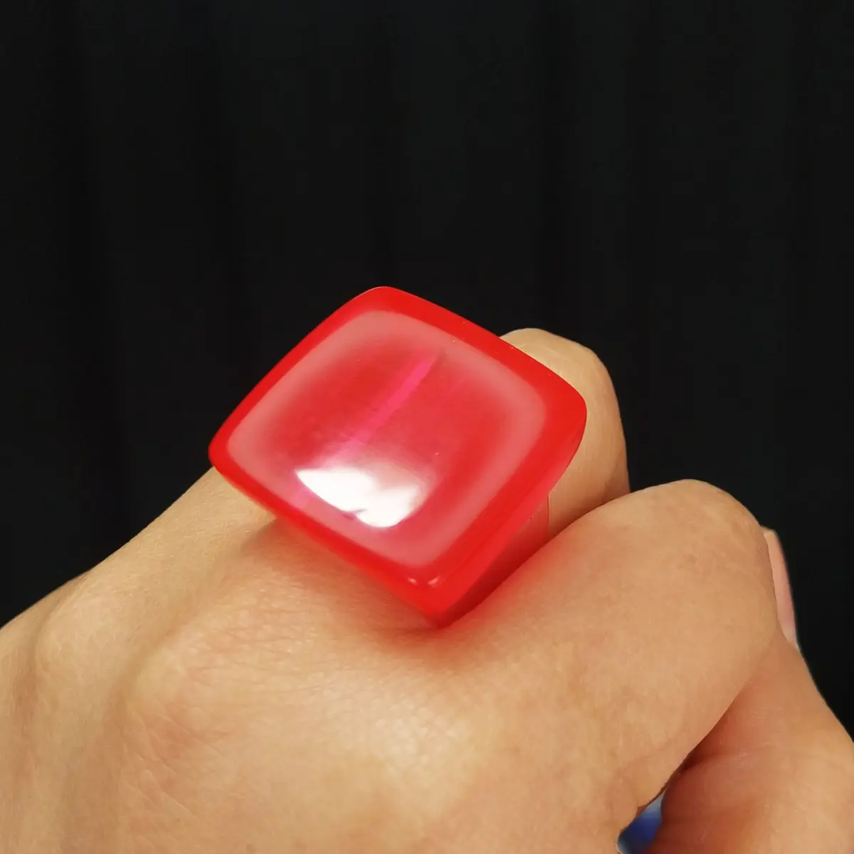 Anillo cruvo rojo translúcido STOCK