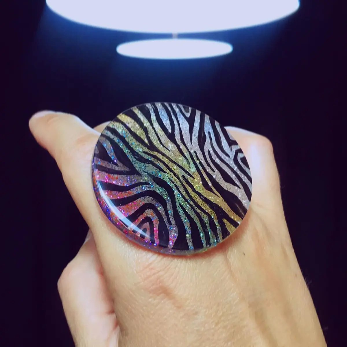 Anillo Tato animal print fondo arcoíris de brillo