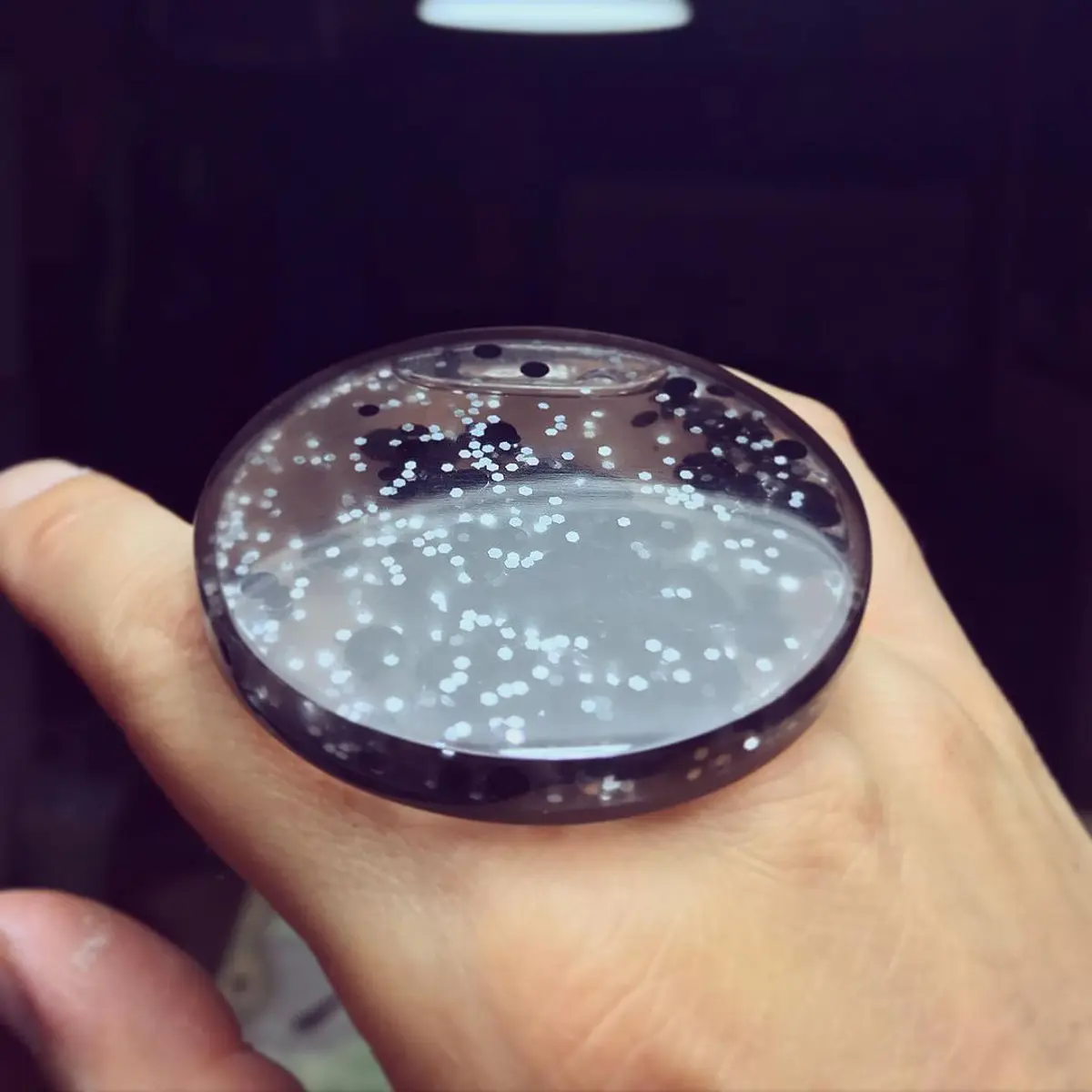 Anillo Tato color humo brillos, diamantes pequeños y líquido