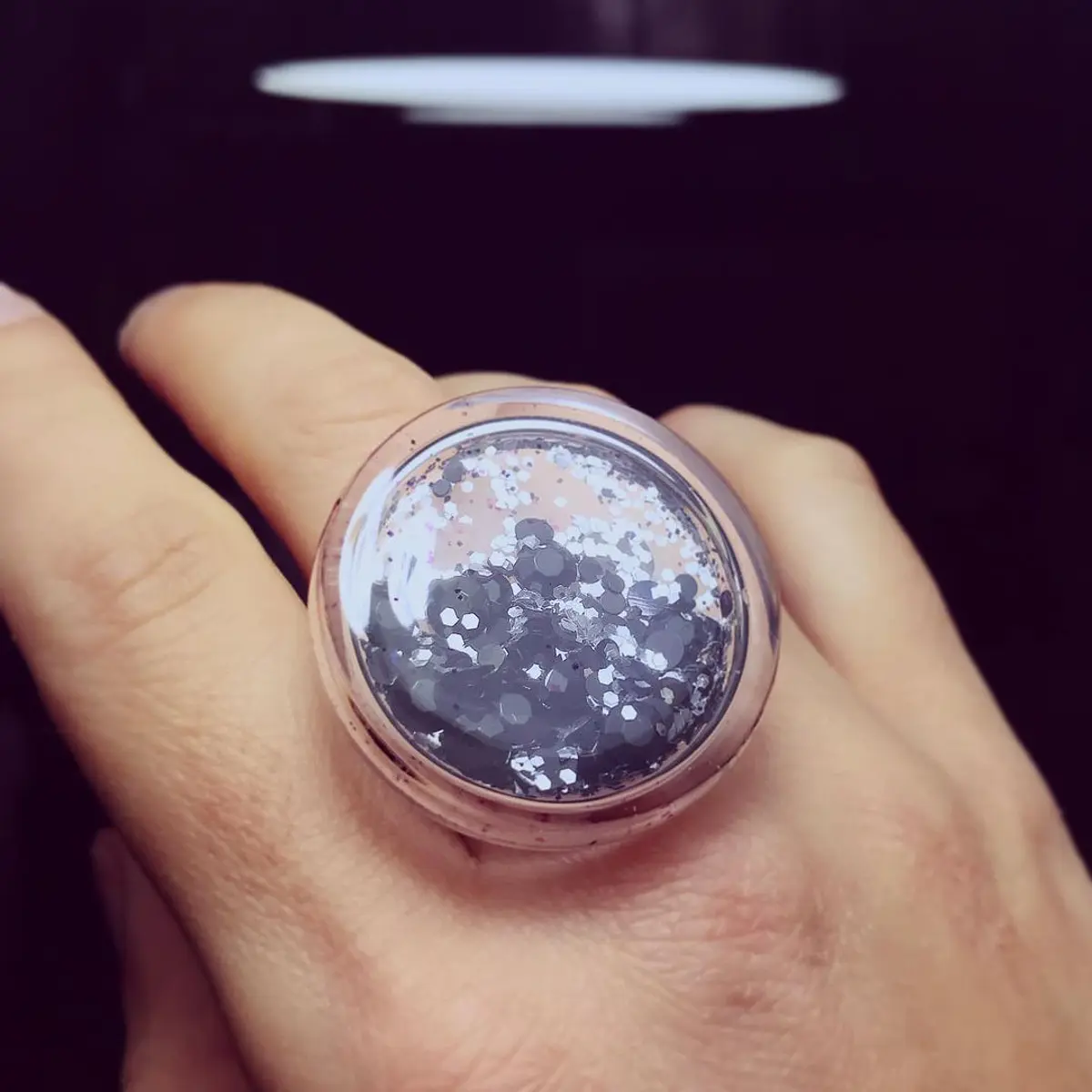 Anillo Tato diamantes oscuros, brillos plateados y líquido