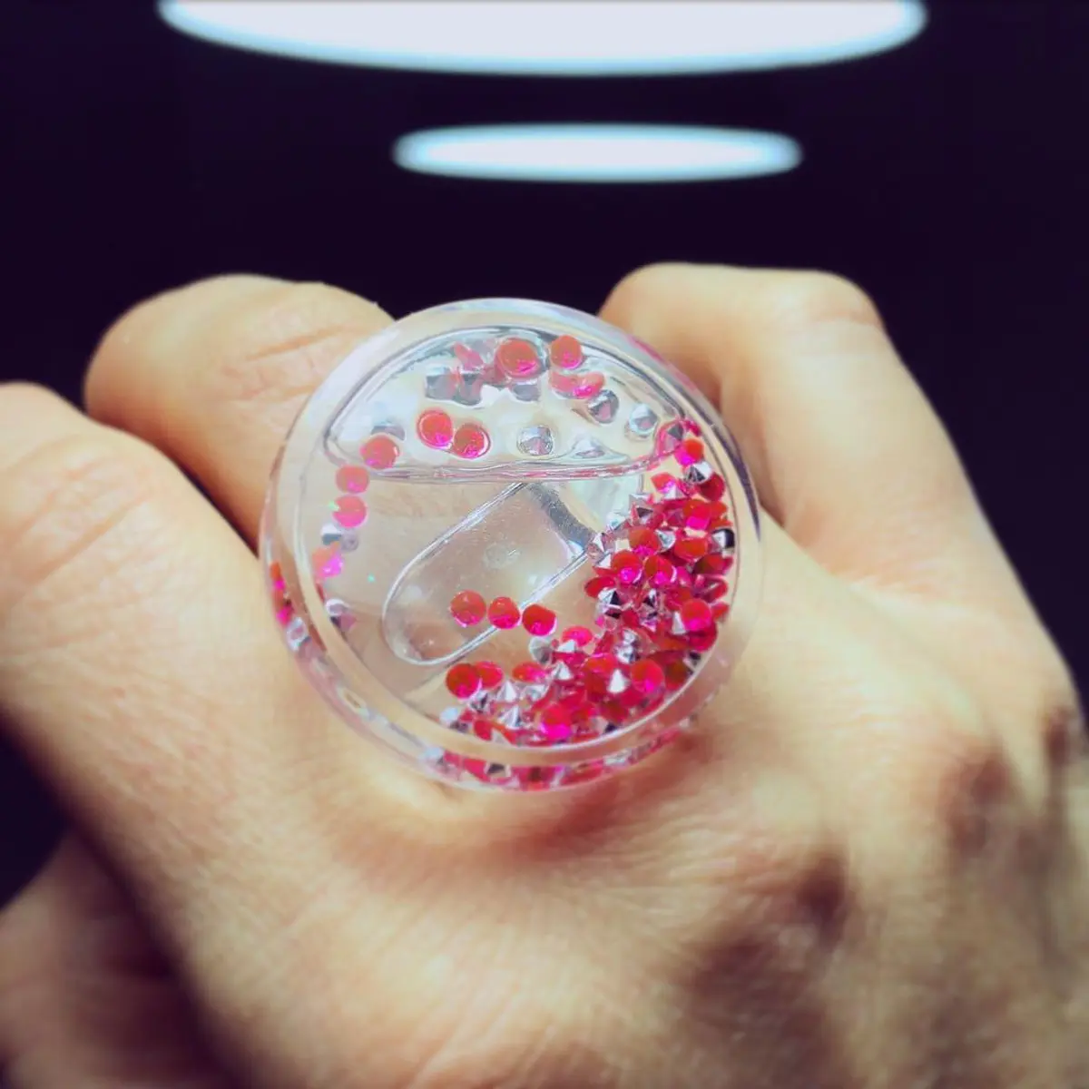 Anillo Tato diamantes fucsias en liquido