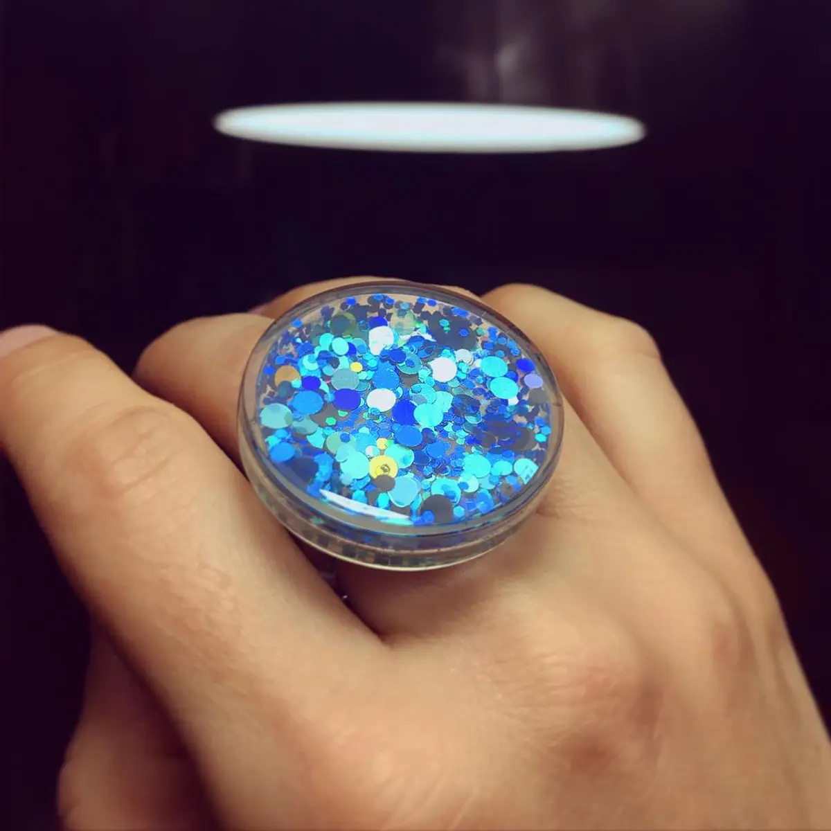 Anillo Tato rellenado lentejuelas tonos fríos y líquido