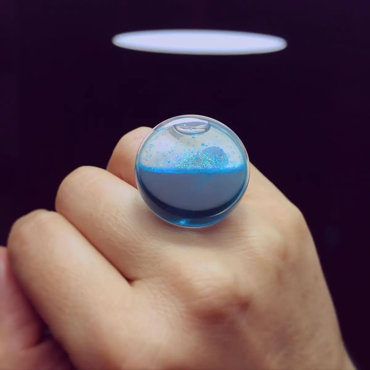 Anillo Tato S dobre líquido color petróleo y brillos turquesa