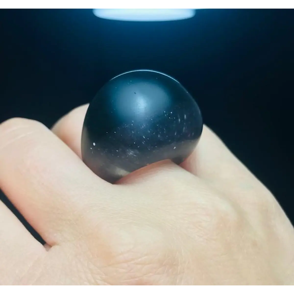 Anillo vinto negro y transparente con brillos tornasol STOCK