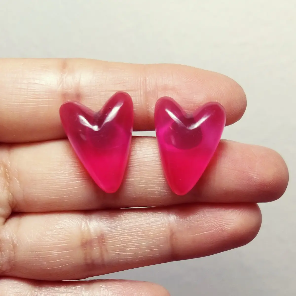 Aritos corazones fucsia translúcidos STOCK