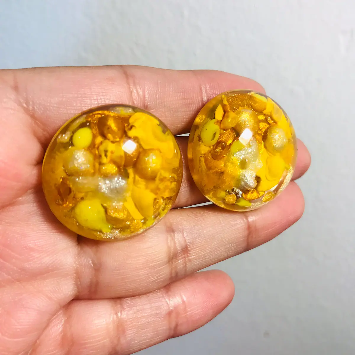 Aros Nero s Tonos dorados y amarillos