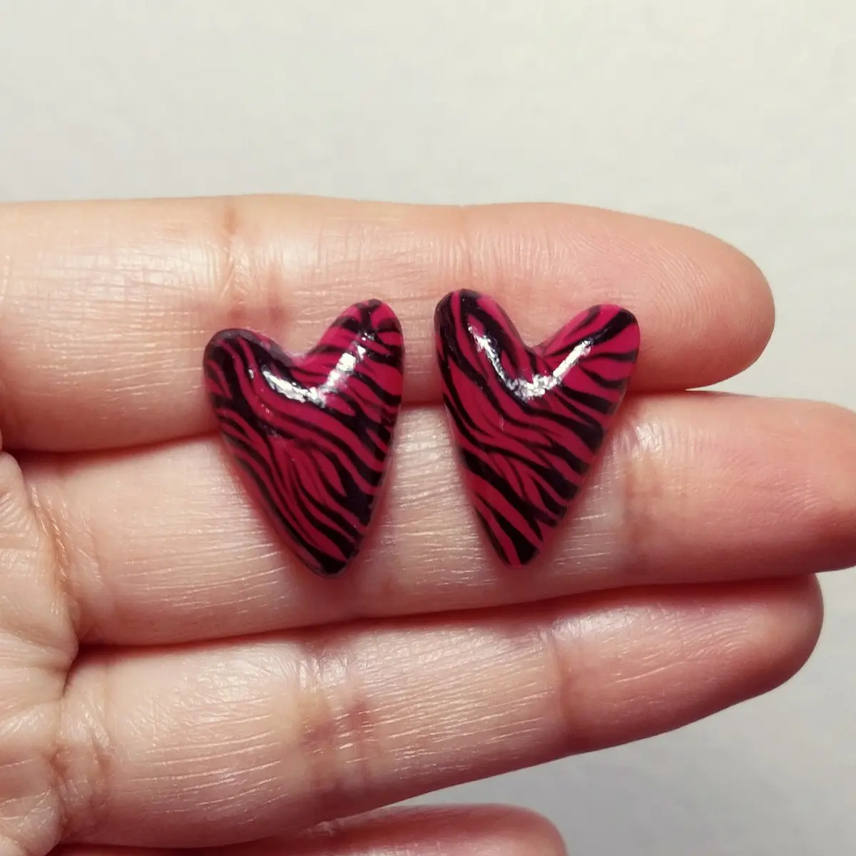 Aros corazones animal print fucsia STOCK