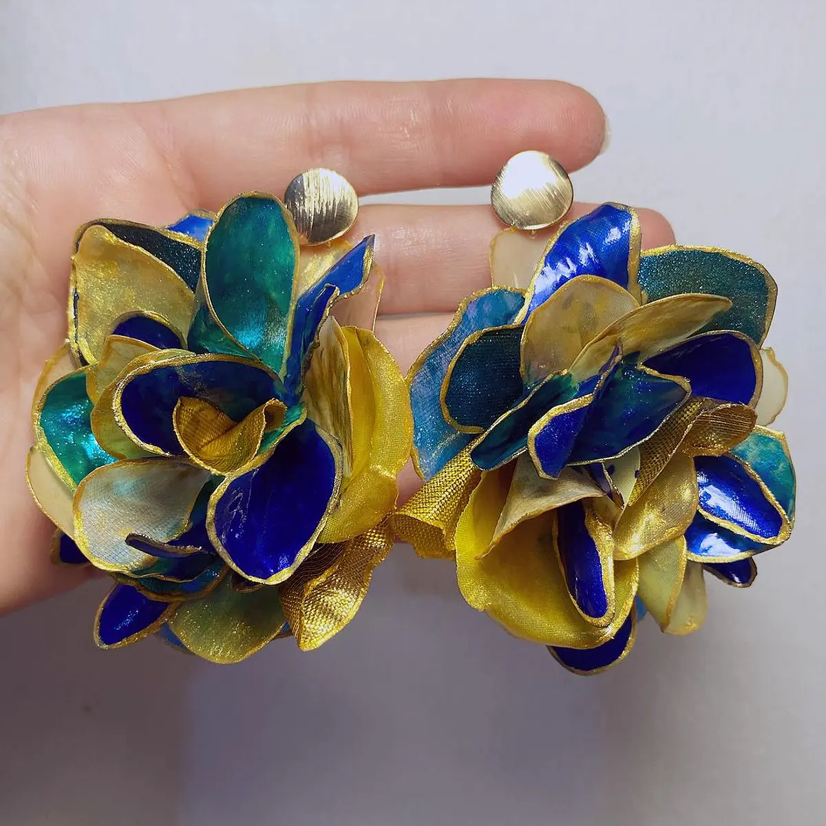 Aros orgánicos azules, amarillos y verdes
