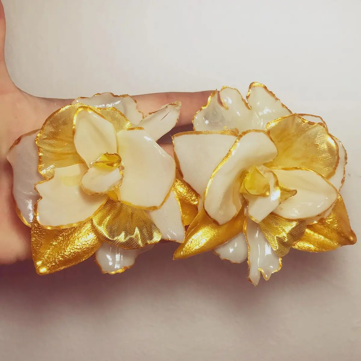 Aros orgánicos blanco y dorado