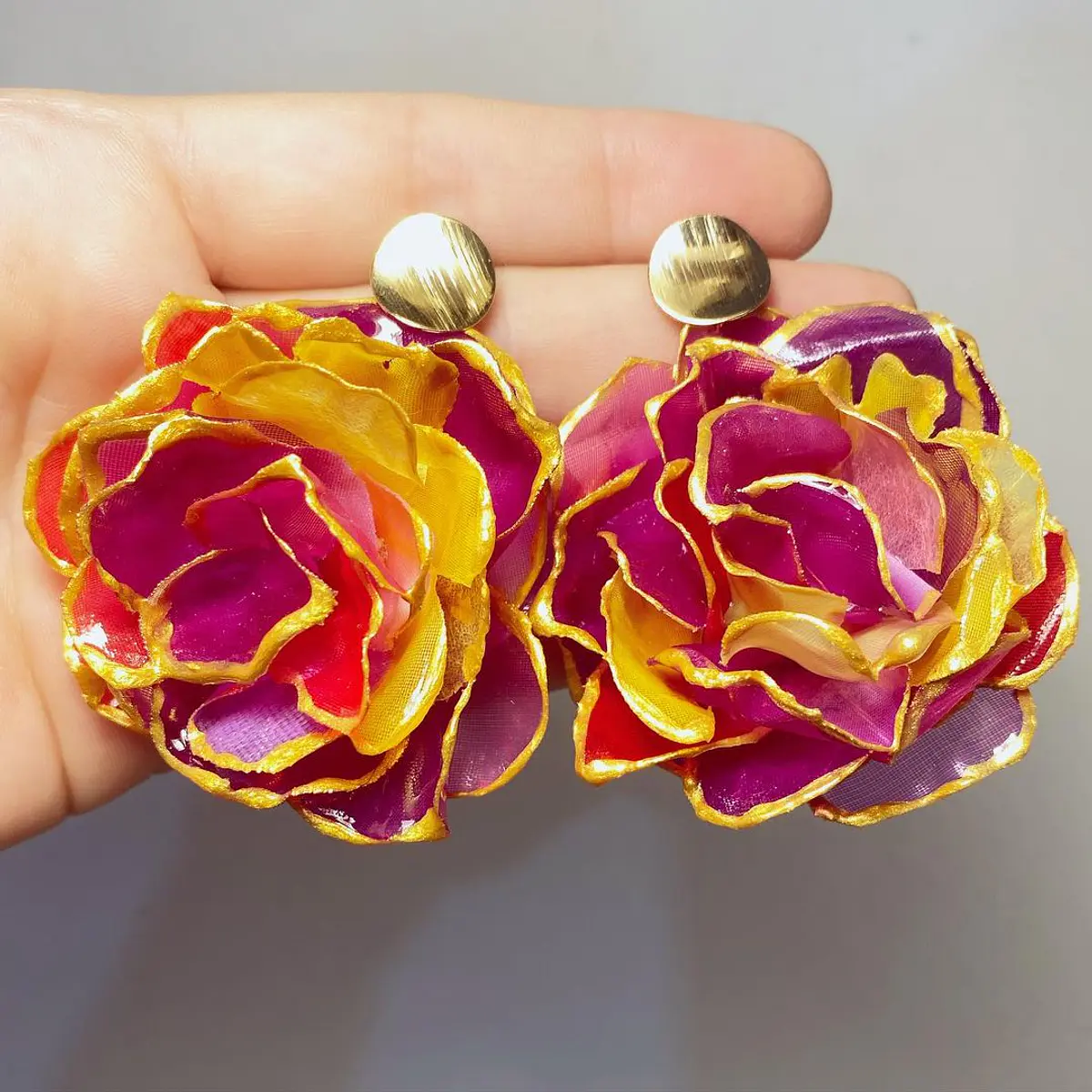 Aros orgánicos tonos violeta y rojo