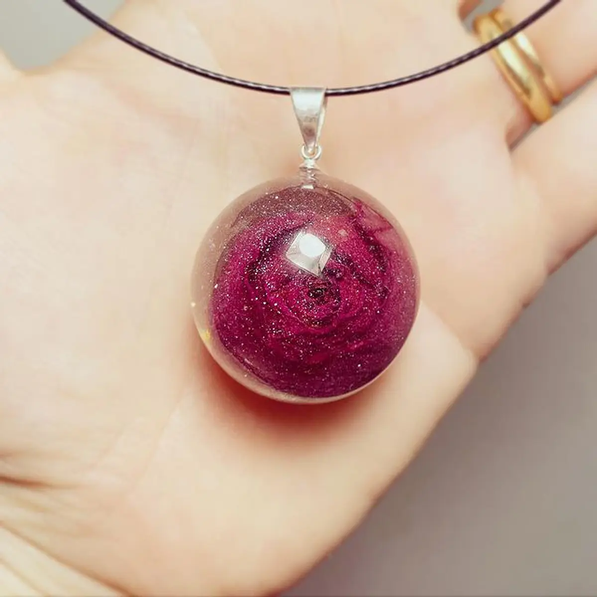 Colgante esfera rosa y brillos