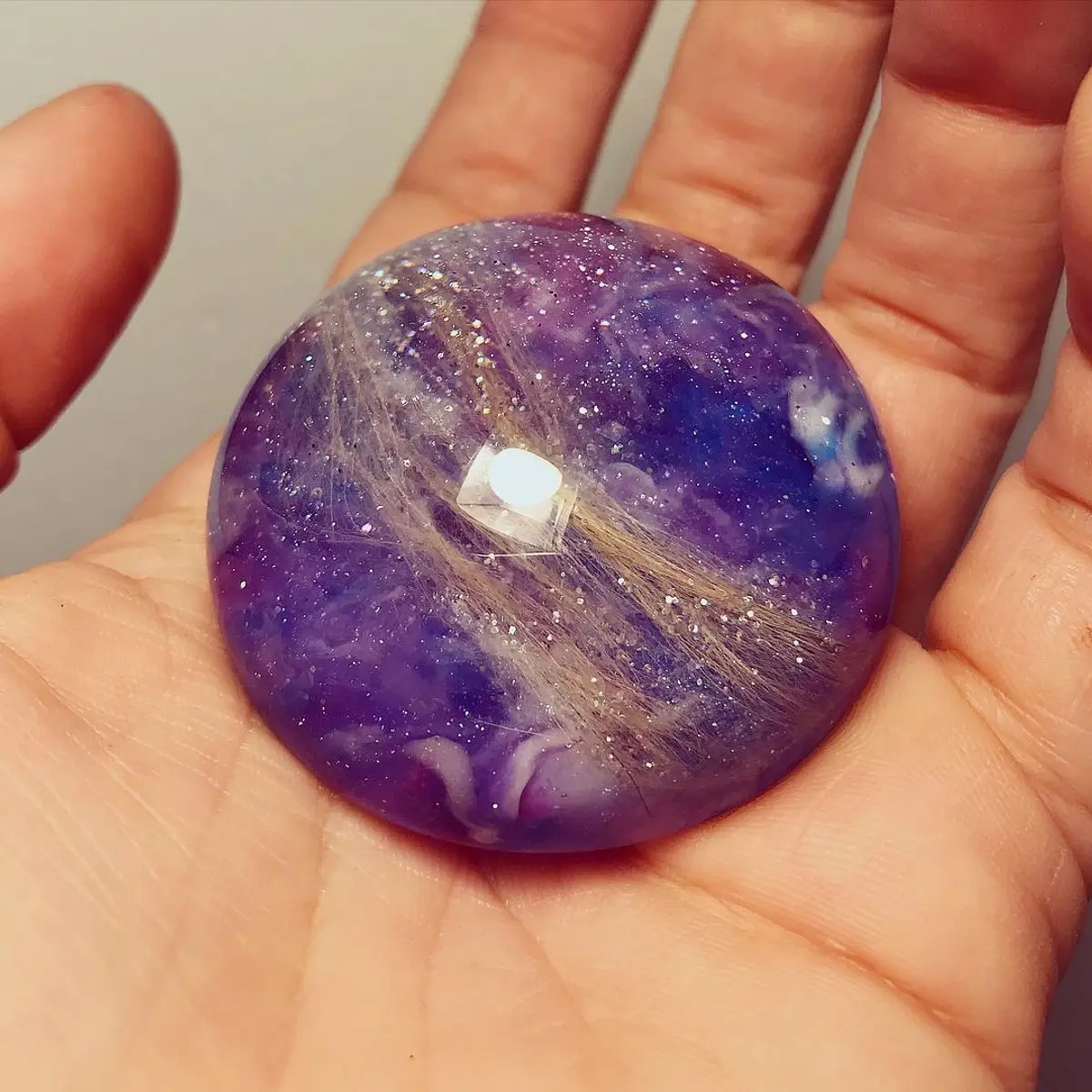 Pisapapeles cúpula galaxia y cabellos