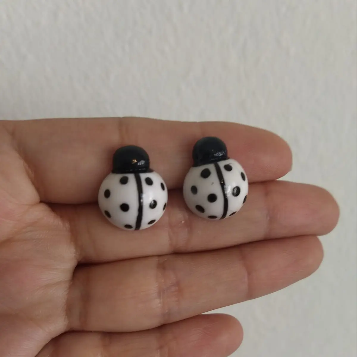 Mini aritos mariquitas blancas STOCK