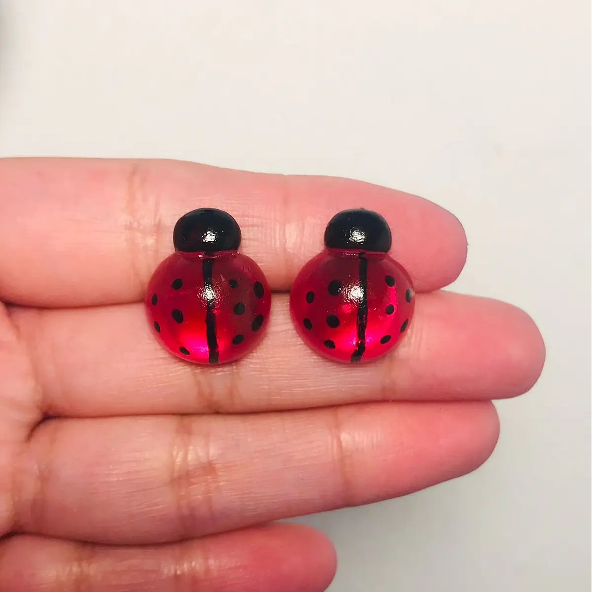 Mini aritos mariquitas fucsia traslúcido STOCK